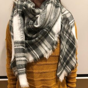 GREY AND WHITE BLANKET SCARF